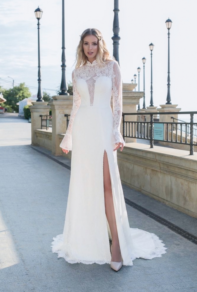 Hochgeschlossenes Brautkleid mit Beinschlitz