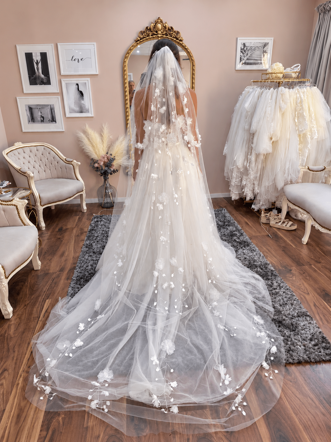 Elegante Braut im rosa Brautatelier