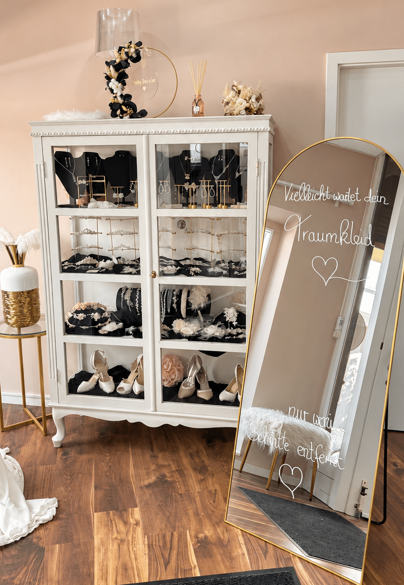 Warme Brautboutique mit Traumkleid-Spiegel